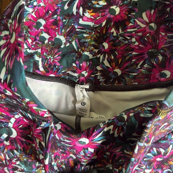Lululemon leggings size 6 floral (RP15) - Picture 4 of 6